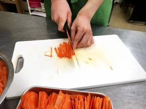 Give&gift（ギブアンドギフト）:「青菜の煮浸し」と「人参のシリシリ」を仕込みました〜！