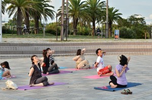 今月のPICヨガは美術館のエントランスで行います♪