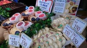 Give&gift：美味しそうな"桃"や"プルーン"や"おやき"が並びます♪