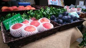 Give&gift：美味しそうな"桃"や"プルーン"や"おやき"が並びます♪