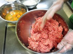 Give&gift(ギブアンドギフト):「ハンバーグ」は調理をしている利用者さんにも人気!