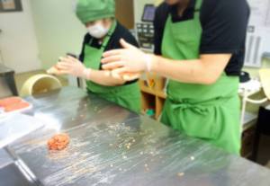 Give&gift(ギブアンドギフト):「ハンバーグ」は調理をしている利用者さんにも人気!