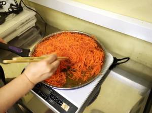 Give&gift（ギブアンドギフト）:「青菜の煮浸し」と「人参のシリシリ」を仕込みました〜！