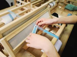  Give&gift（ギブアンドギフト）:施設で「はた織り」の作業が始まりましたー！