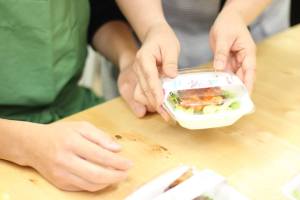 Give&gift（ギブアンドギフト）：“お昼休みのごちそうDELI ”　オープン！