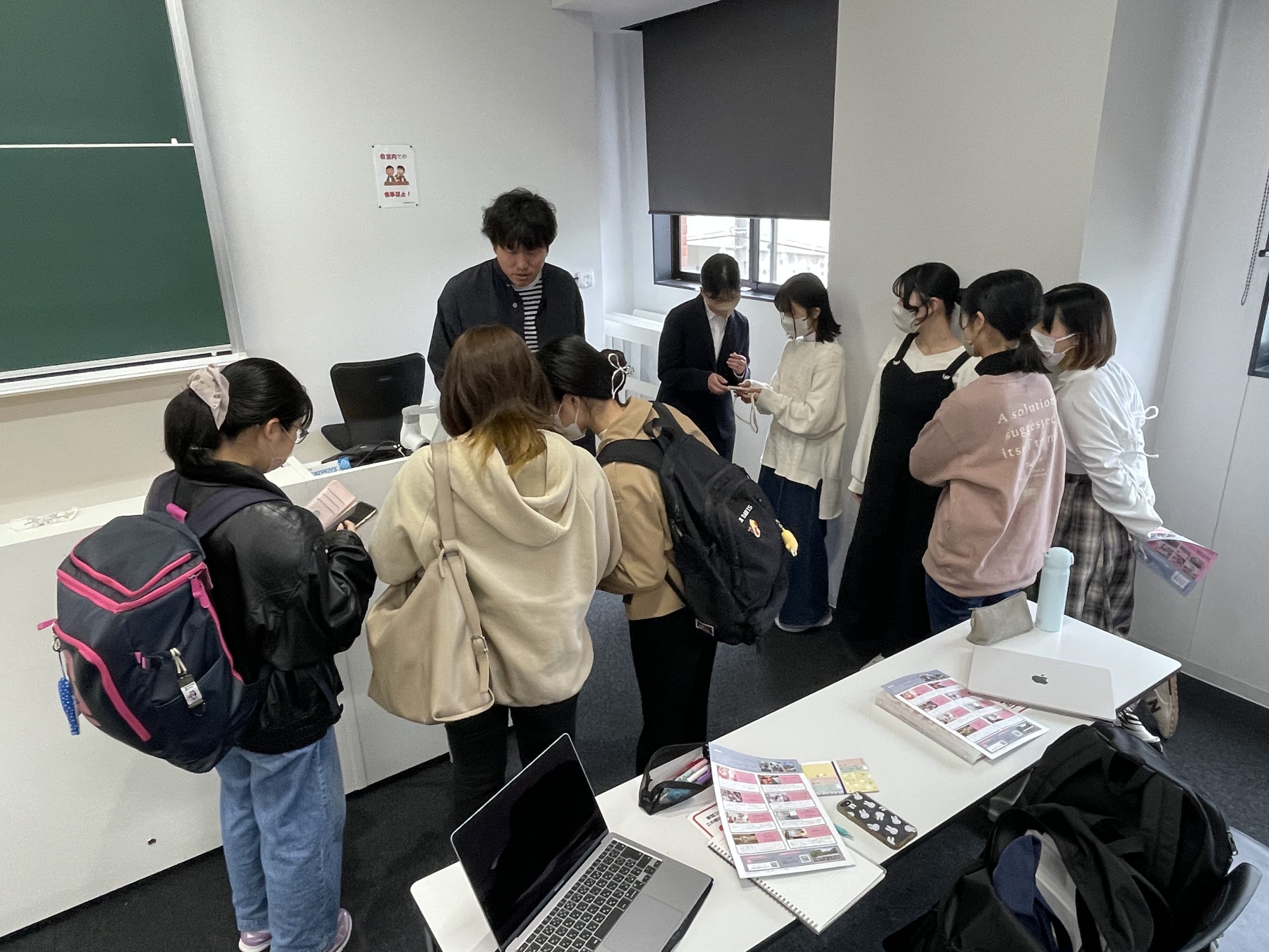近畿大学の授業のゲストは、岡見厚志さん