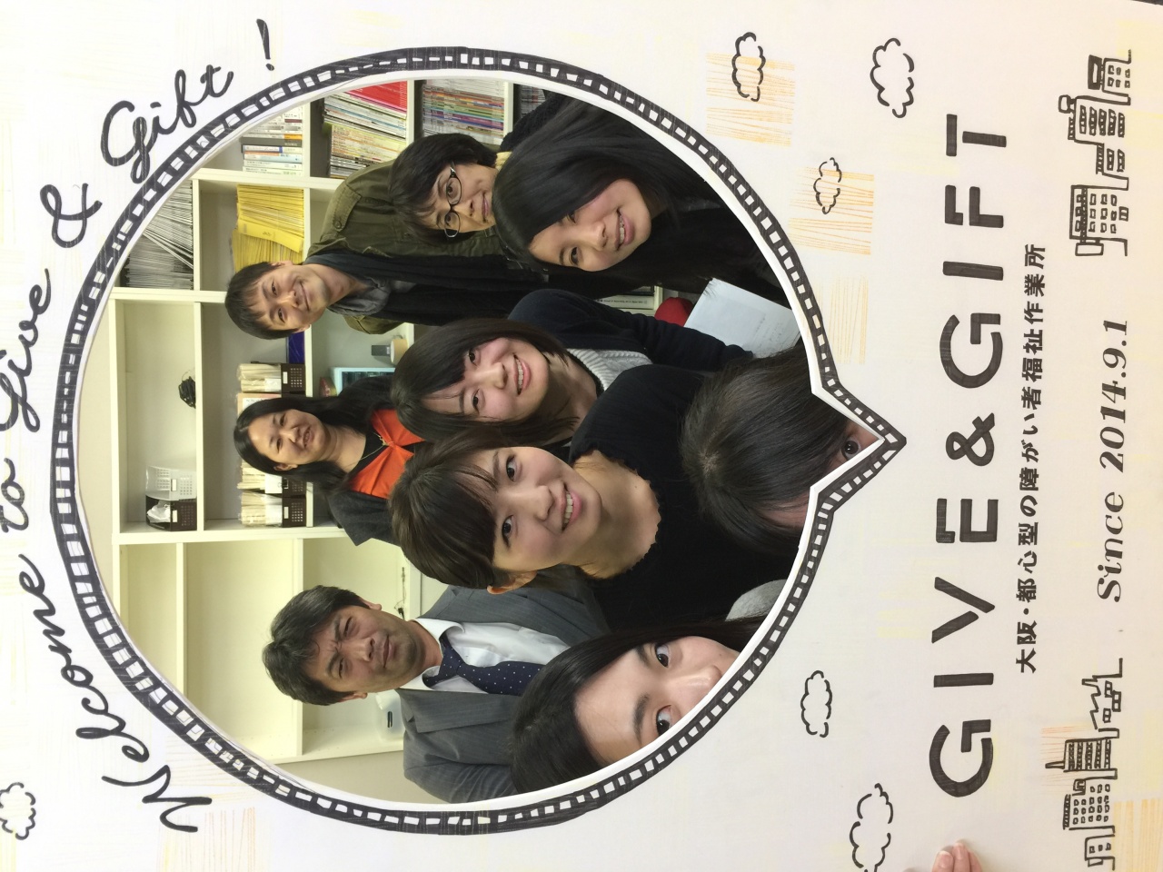 GIVE&GIFT：２周年記念の顔出し看板、デビュー！